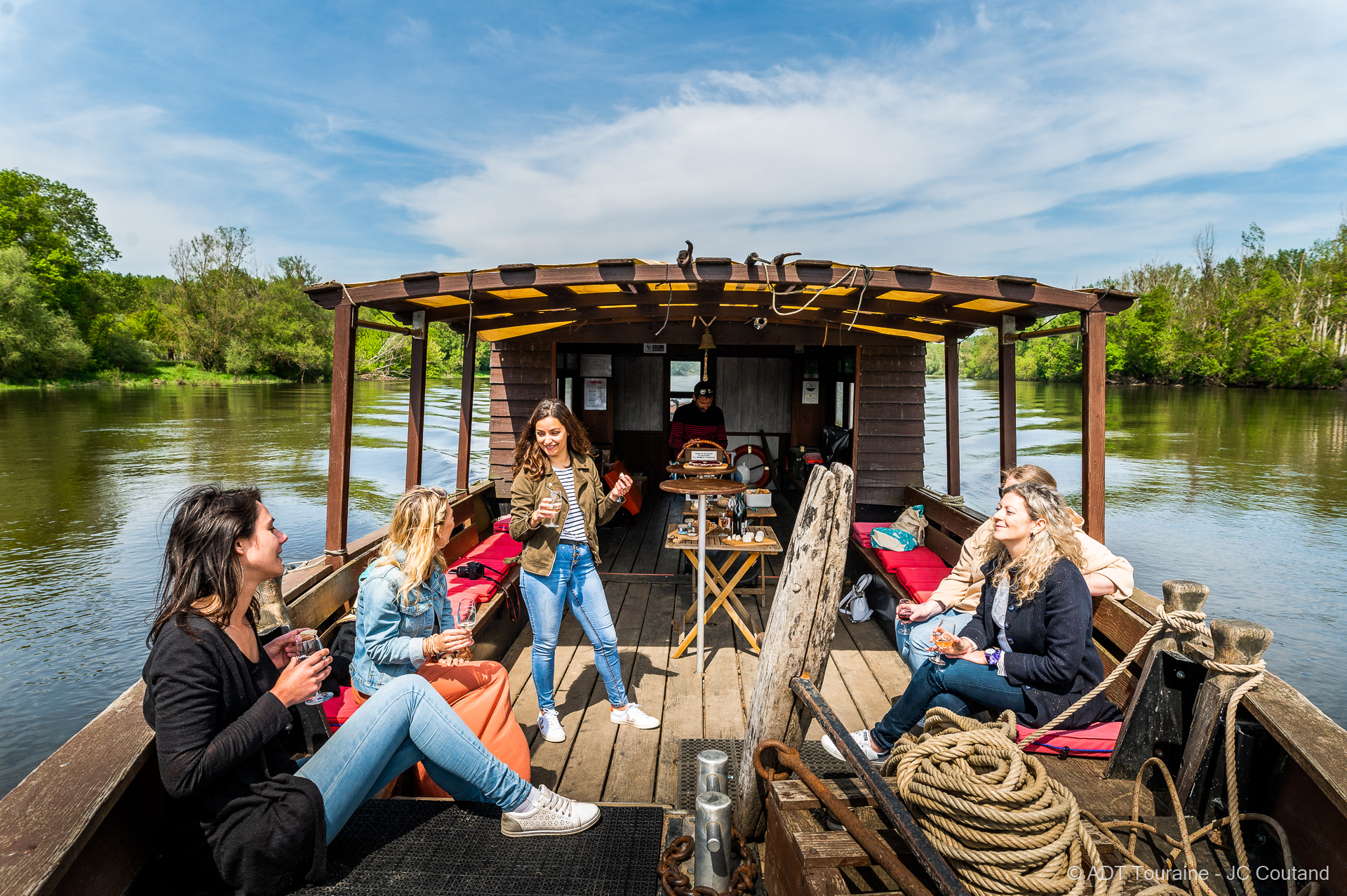 Aperitif on the water - Wine and friends, what could be better?!