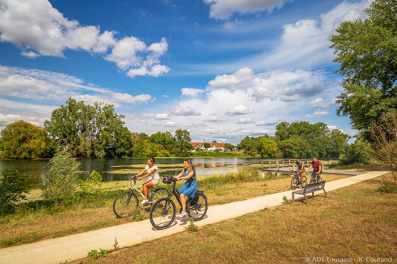 Cœur de France à Vélo cycling trail, which links Tours to La Boulaye restaurant, and... Chenonceau castle. Loire Valley, France.