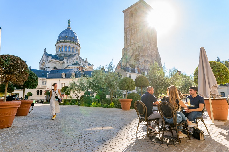 Chateauneuf square, Tours. A visit to do from Château Hodebert guest houses, France.