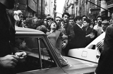 Letizia-Battaglia-Boris-Giuliano-chef-de-la-Squadra-mobile-Brigade-mobile-sur-les-lieux-dun-meurtre-a-Piazza-del-Carmine-Palerme-1978