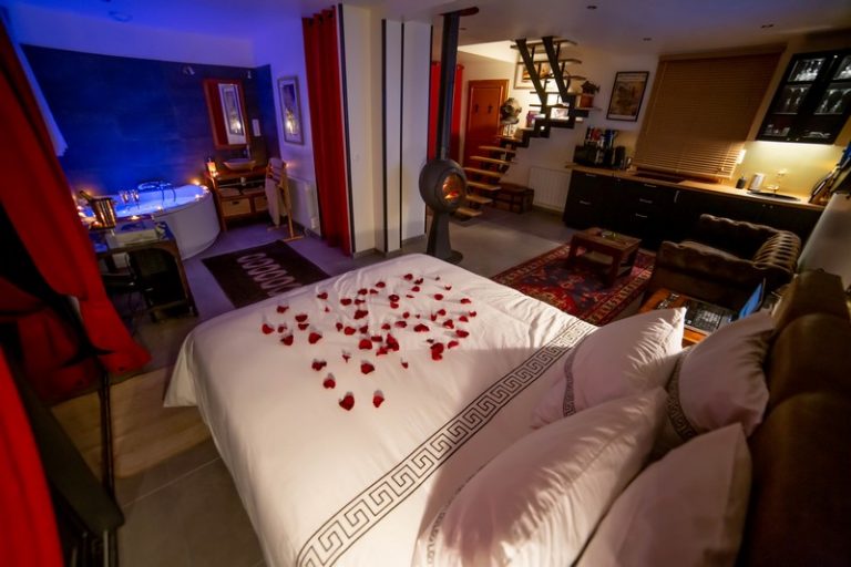 Romantic Suite – Jacuzzi “La Bulle du Nautilus”-10