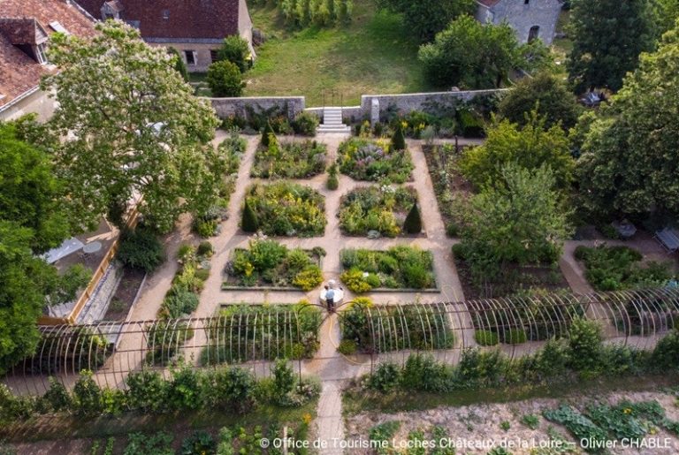 The Presbytery garden of Chédigny-4